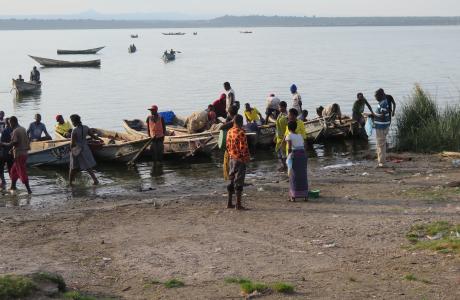 Vissers op een aanlegplaats aan het Edwardmeer in Uganda